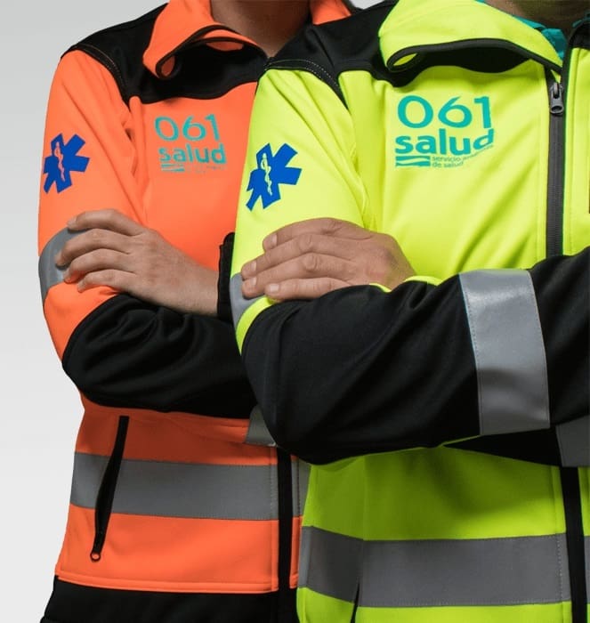 Dos trabajadores del 061 del Servicio Aragonés de Salud con los brazos cruzados y con las chaquetas identificativas