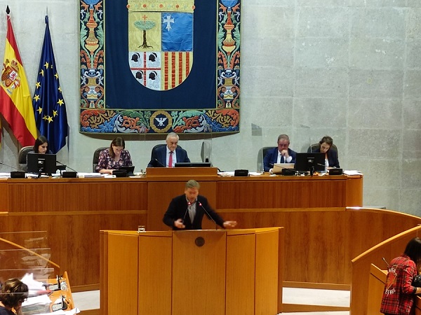 El Consejero de Vertebración del Territorio en el hemiciclo de las Cortes de Aragón