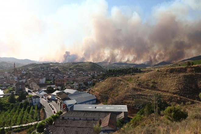 Vista general de la población de Ateca y una gran nube de humo sobre el horizonte